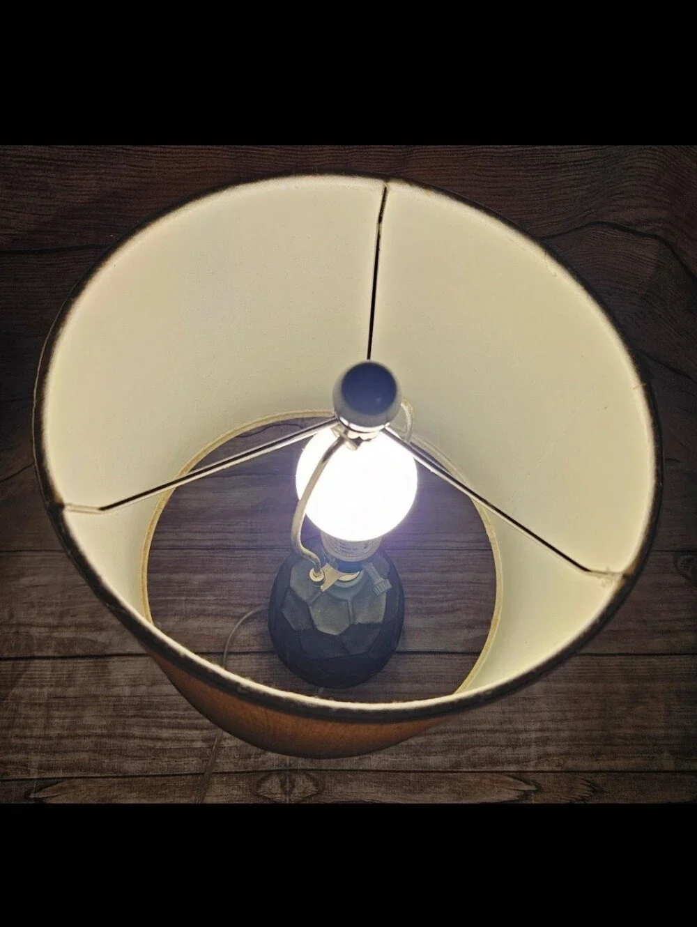 Honeycomb decorative table lamp